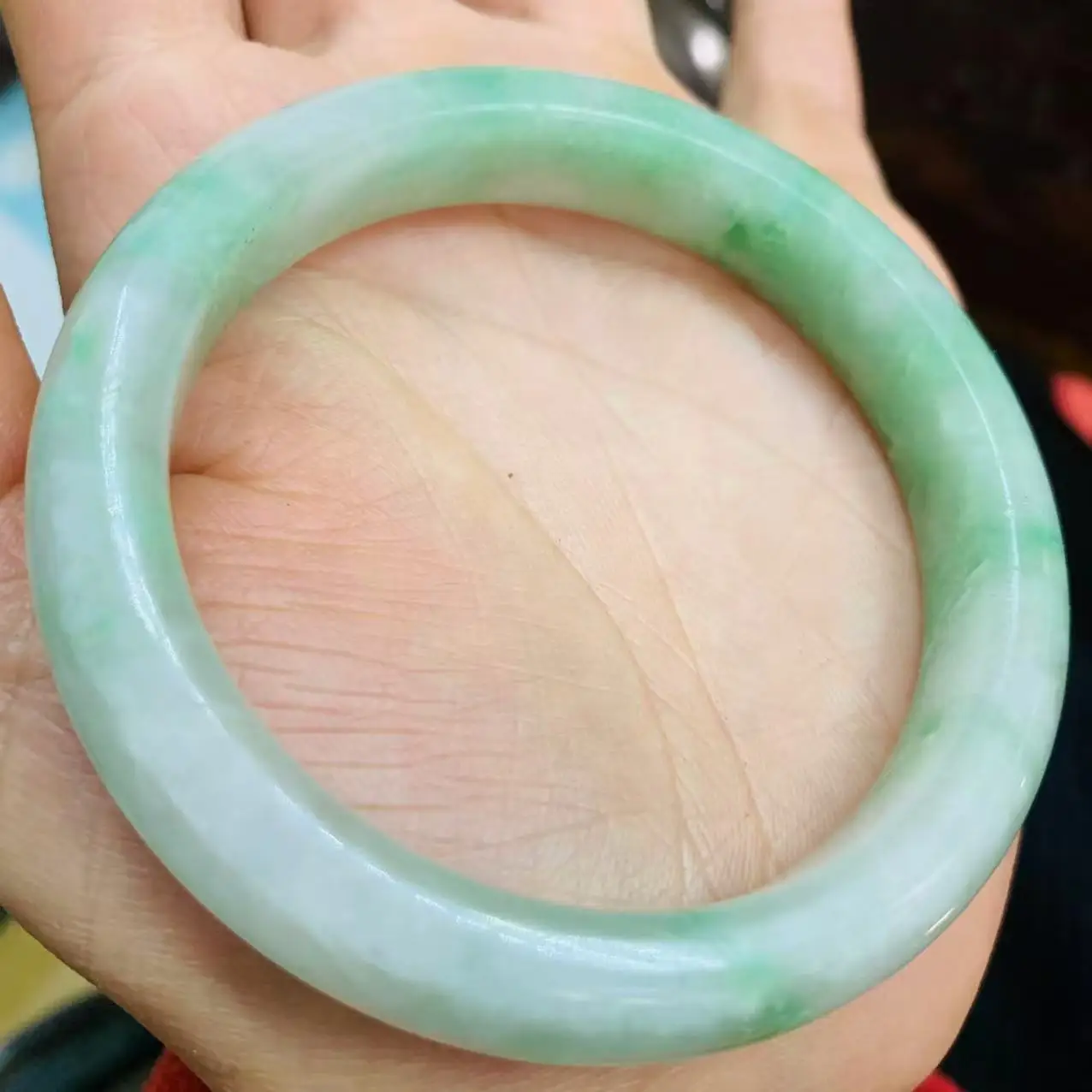 

Realistic shooting of light green green flower 54.3mm jade bracelet