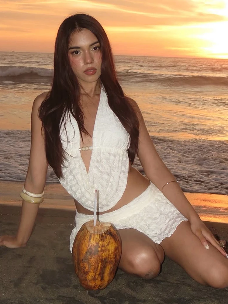 

Женский комплект из 2 предметов Sisterlinda: жаккардовый топ с V-образным вырезом, без спинки, с бисерной отделкой + мини-юбка с драпировкой. Элегантный и стильный костюм.