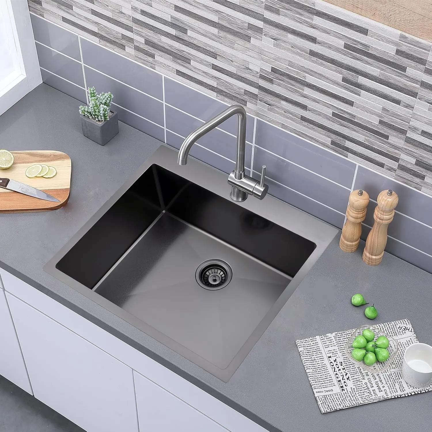 Pia de cozinha preta embutida de 25 x 22 polegadas, aço inoxidável de calibre 16, 9 polegadas de profundidade com filtro de cesta