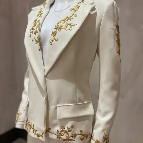 ملابس الحفلات والعطلات