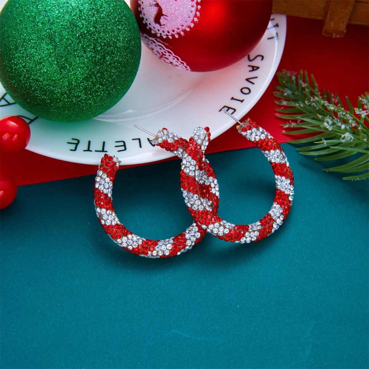 Weihnachtliche, farbenfrohe Ohrringe mit Strasssteinen und Kreolen für Damen, rot-grün, mit Kristallbesatz, runde Kreisohrringe, Schmuckgeschenk zum neuen Jahr. – Detail 10