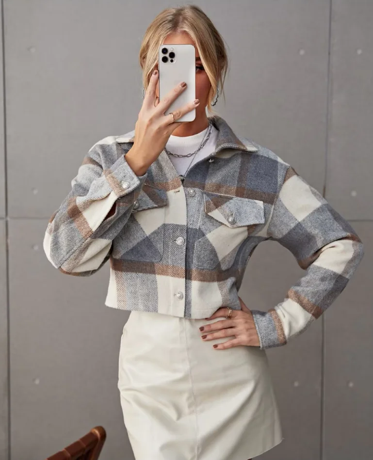 Eine neue karierte Kurzjacke mit langen Ärmeln und Vordertaschenverzierungen für Damenmode im Herbst und Winter 2026.