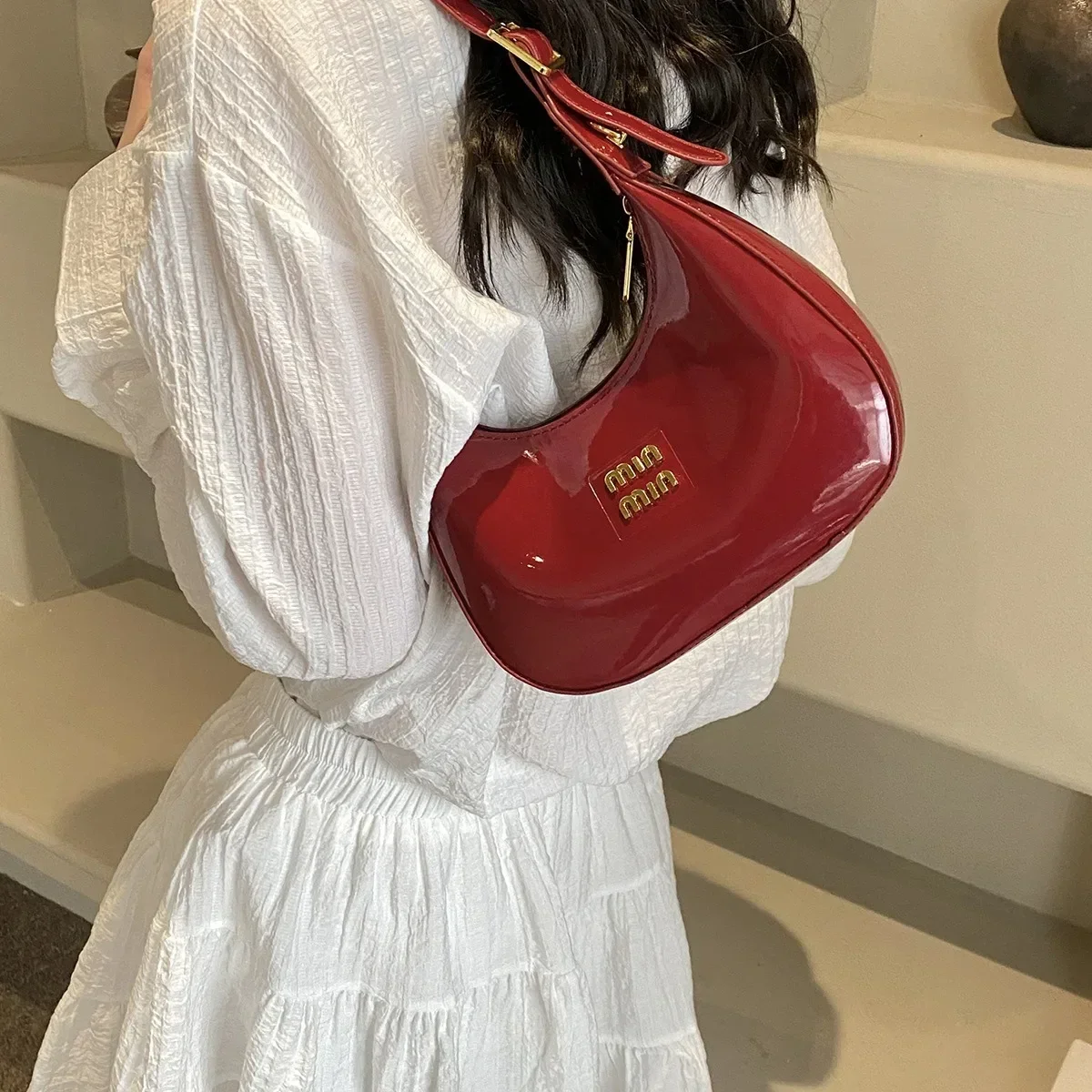 

2025 Women's Premium Patent Leather Underarm Bag - Retro Trend Versatile Niche Fashion Shoulder Bag