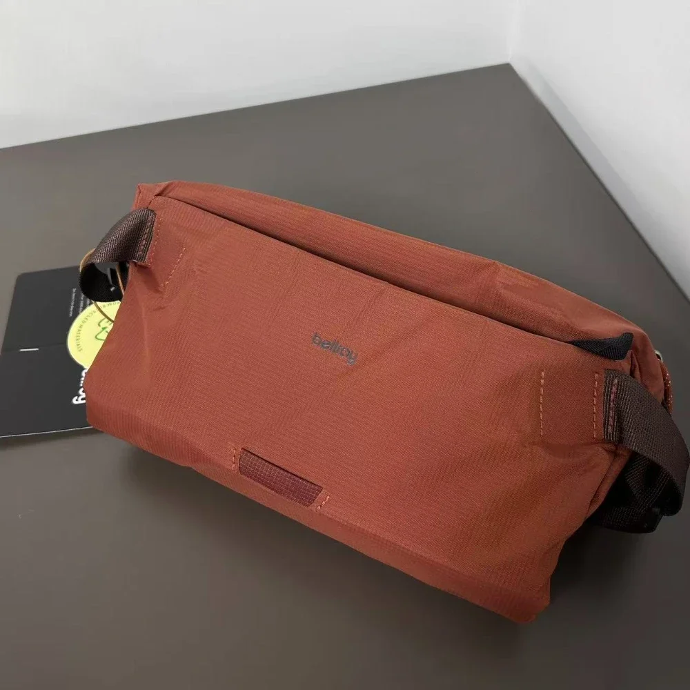 Bellroy Lite Sling 7L Leichte Umhängetasche für Herren, Luxuriöse Magnetverschluss-Umhängetasche, EDC-Brusttasche für Pendler, Fahrrad- und Reisetasche – Detail 7