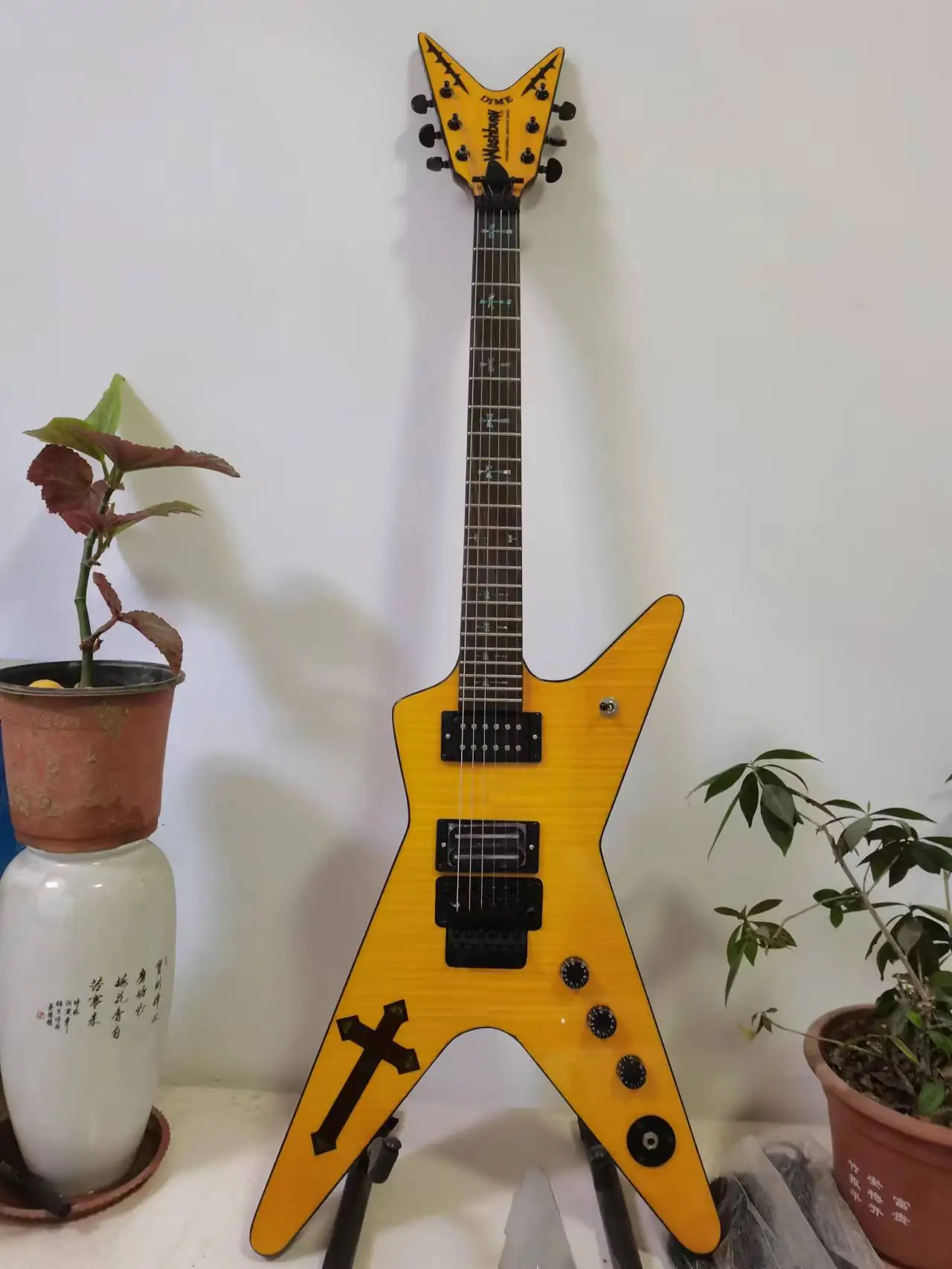 

6-string electric guitar, V-shaped tiger surface, rose wood fingerboard color shell inlay, black accessories, customizable