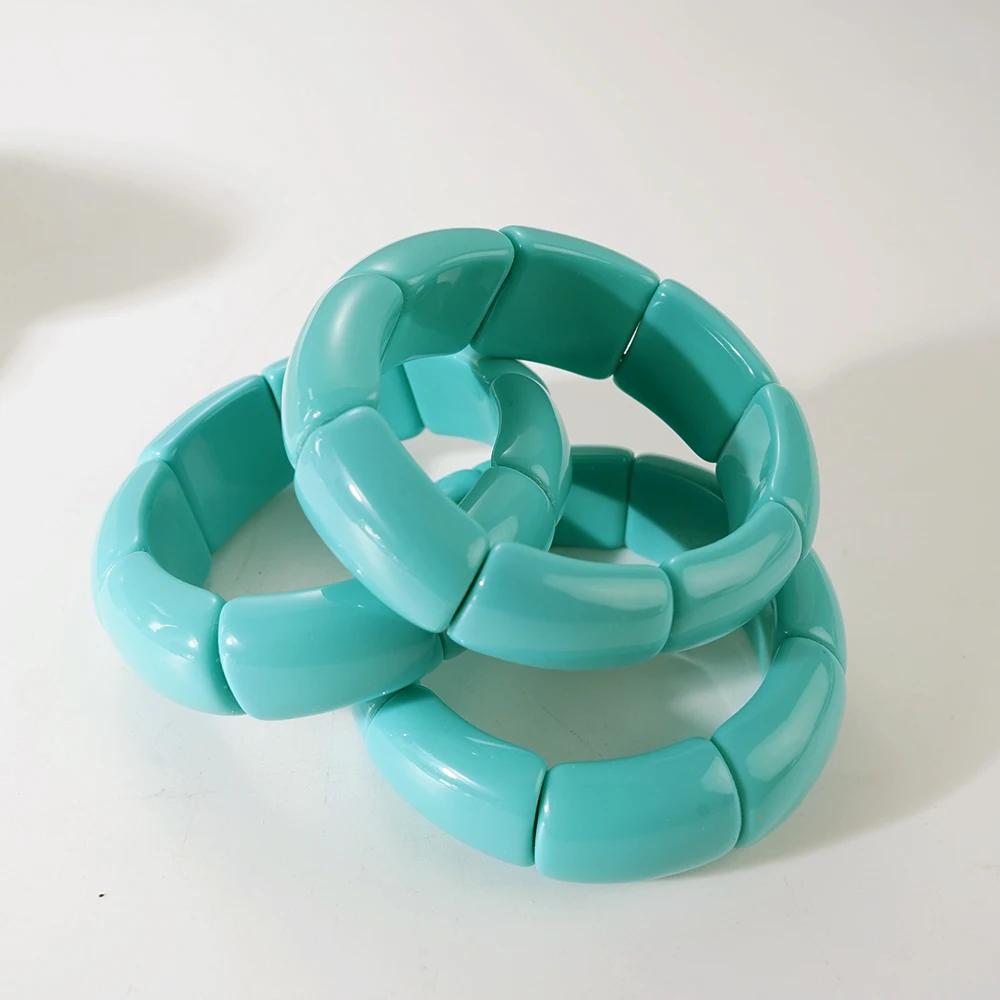 

Blue and white elastic bracelets with a minimalist multi-layered design in Europe can be given as birthday and holiday gifts.