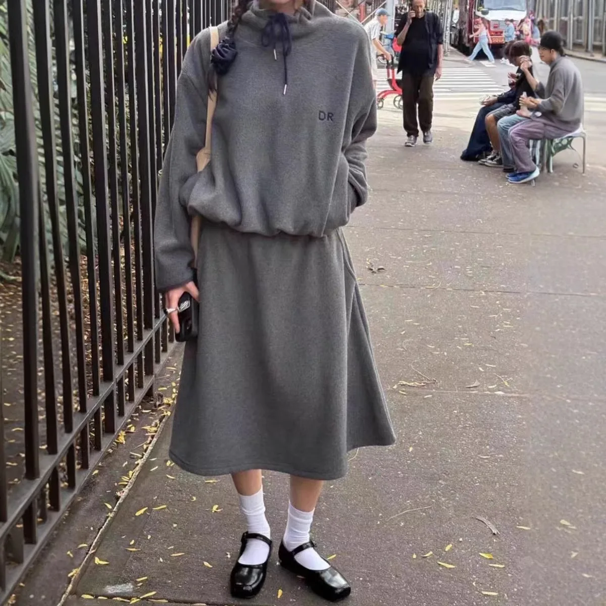 

Корейский комплект: свитшот с высоким воротником и принтом-буквой, и юбка-шорты (длина до щиколотки) — повседневная одежда для женщин