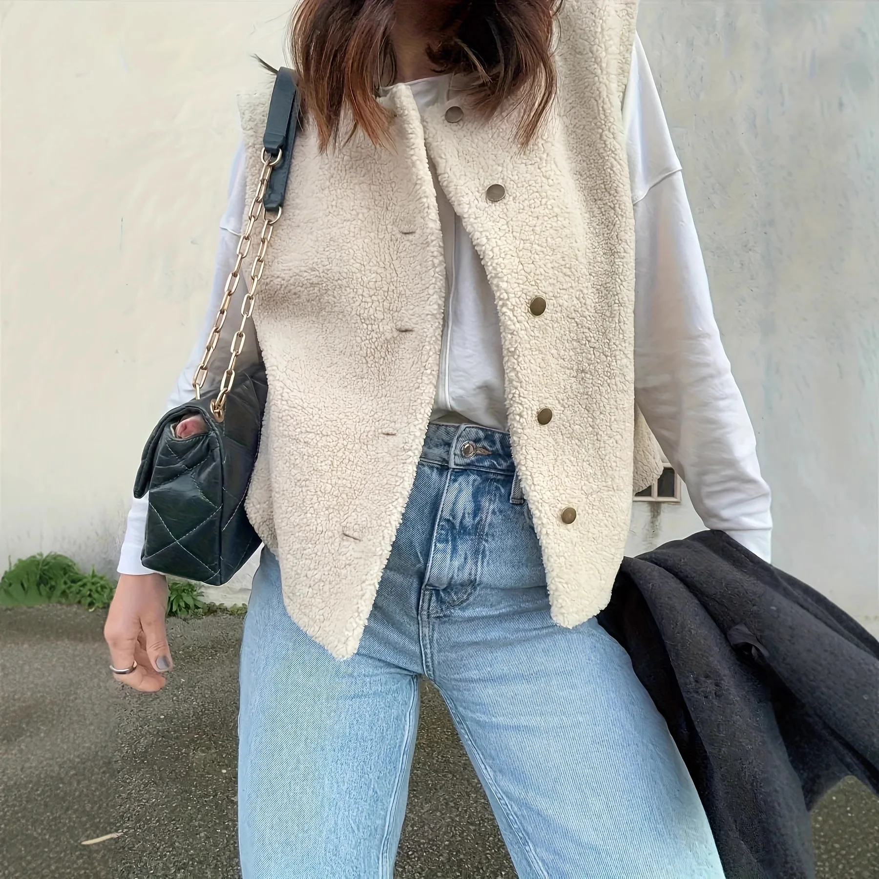 ホワイトルーズフェイクラムファーベストシングルブレストOネックプラッシュコートノースリーブスタイリッシュな女性の毛皮のようなジャケット冬暖かいふわふわトップ