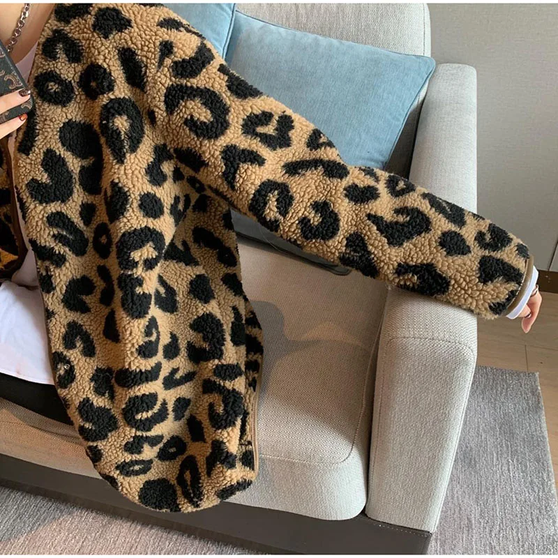 เสื้อโค้ทขนสัตว์ลายเสือดาวแบบสั้นสำหรับผู้หญิง เสื้อโค้ทขนสัตว์เทียมลายเสือดาวทรงหลวมสไตล์ลำลองสำหรับฤดูใบไม้ร่วงและฤดูหนาว กระดุมติด