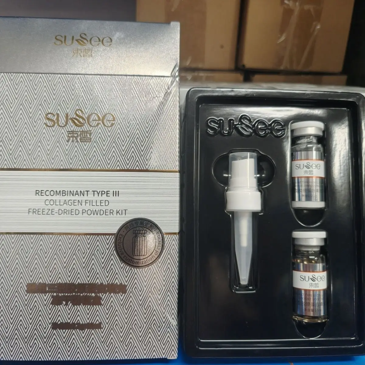 

Рекомбинантный коллаген III типа в лиофилизированном виде: набор из двух порций по 2,2 г с раствором для инъекций 10 мл для восполнения водного баланса.