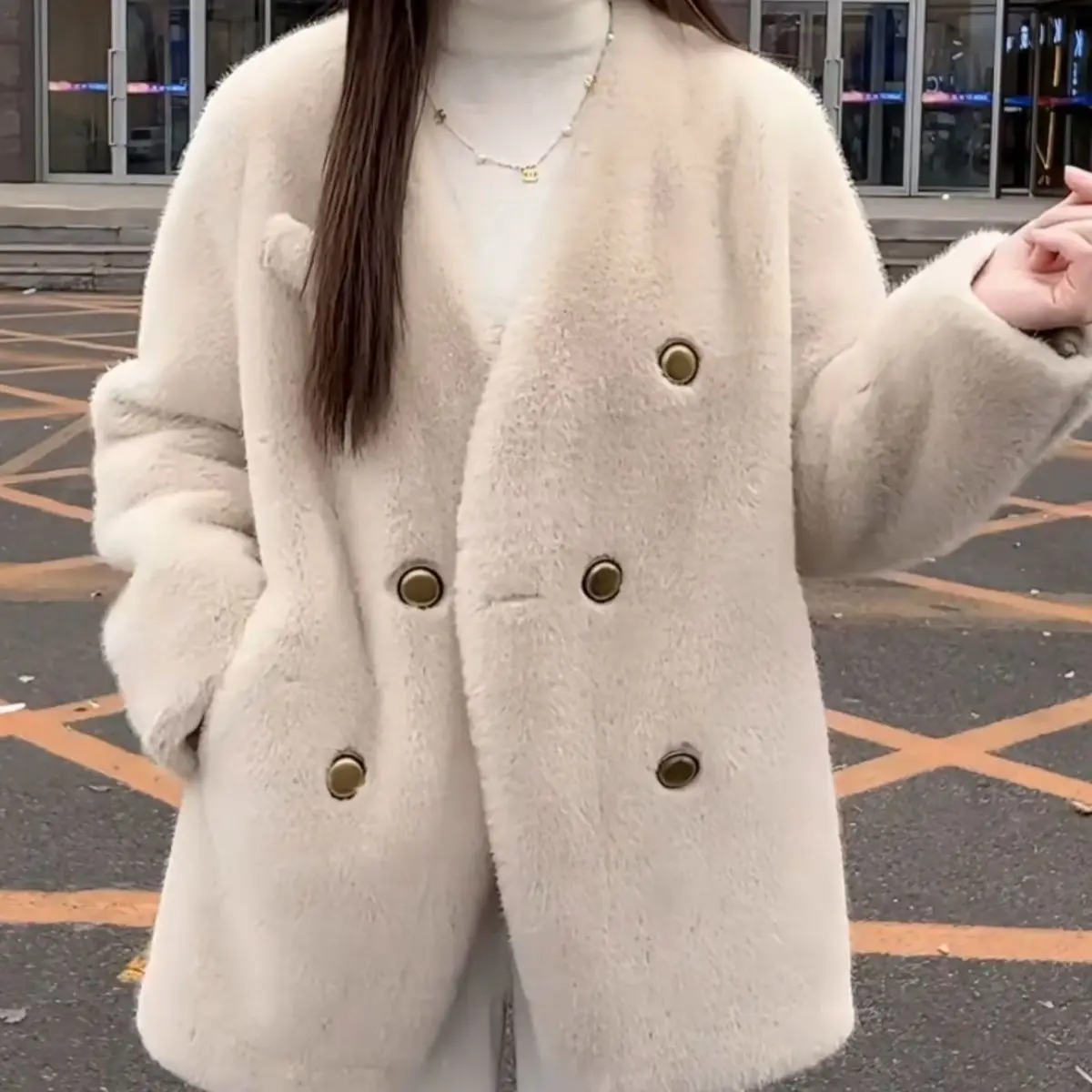 Weißer Pelzmantel für Frauen, 2025, Herbst und Winter, neuer Stil, kurzes Kunstpelz, Plüsch, kragenloses Oberteil, verdickt, warme Trend-Pelzjacke