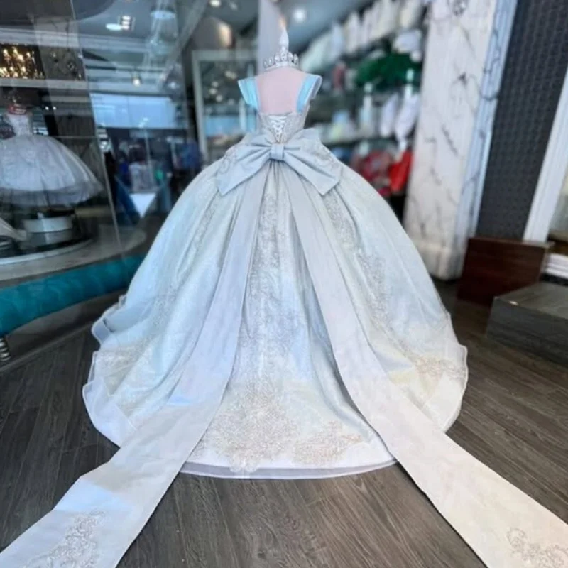 Błyszcząca jasnoszara suknia Quinceañera z koronką, kryształkami, brokatowymi aplikacjami, długim trenem i kokardą, vestidos de 15 Quinceañera ﻿ Dostosowane