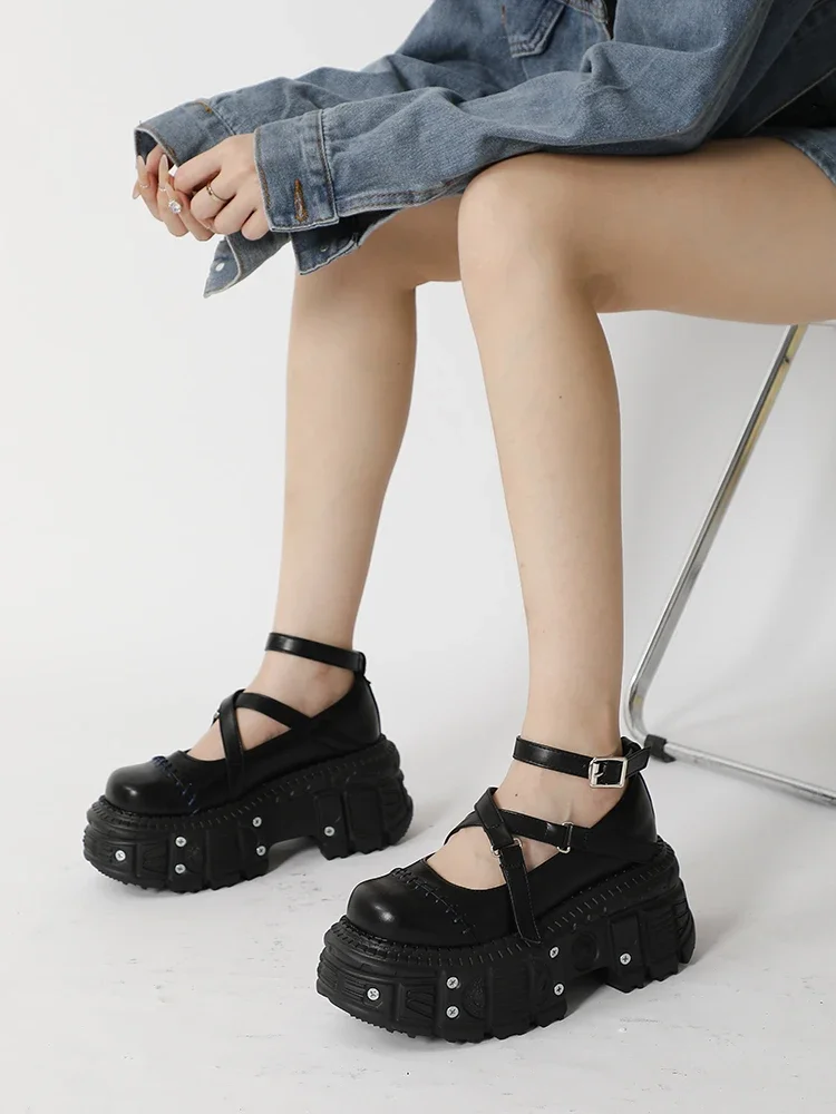 

Модные черные сандалии из натуральной кожи с пряжкой и ремешком на толстой подошве, новые летние туфли на платформе с перекрестным ремнем, металлические полые туфли в стиле панк