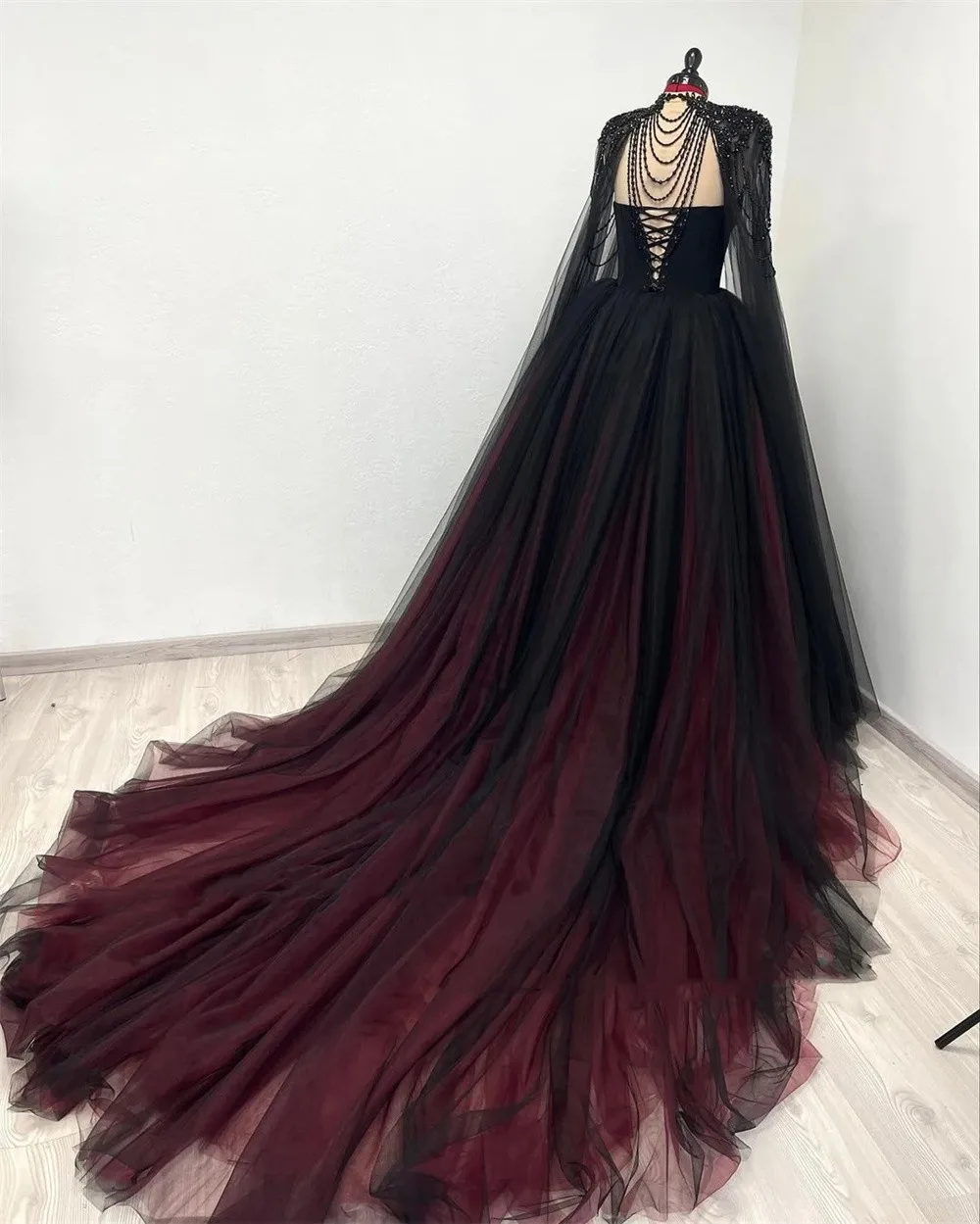 Sansa-Robe de mariée noire gothique avec paillettes rouges, robe de Rhà manches cape, robes de RhA-Line personnalisées