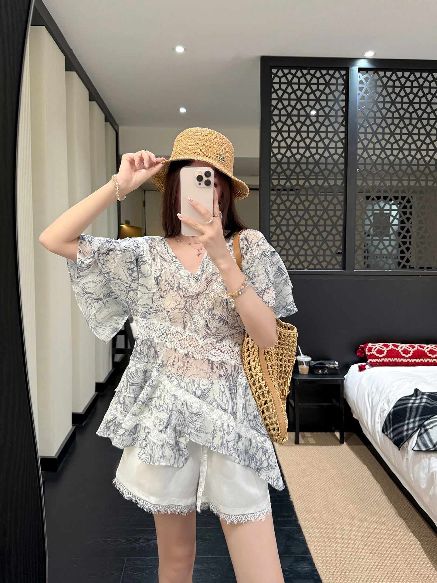 

Летняя шифоновая блузка Zhang ei 2025 с кружевными вставками, корейский стиль, для офиса, с V-образным вырезом, коротким рукавом, цветочный дизайн