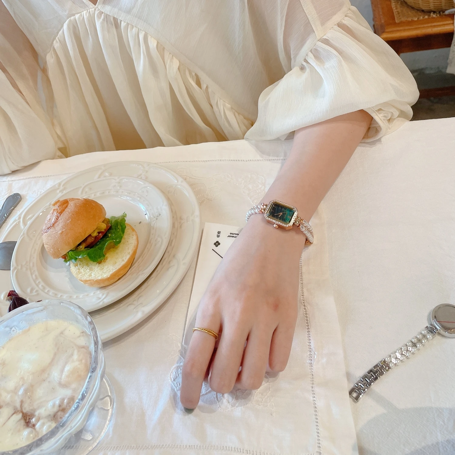 Orologio da donna con cinturino di perle squisito Orologio al quarzo da donna con diamanti pieni di moda di lusso Orologio da donna elegante e casual di lusso