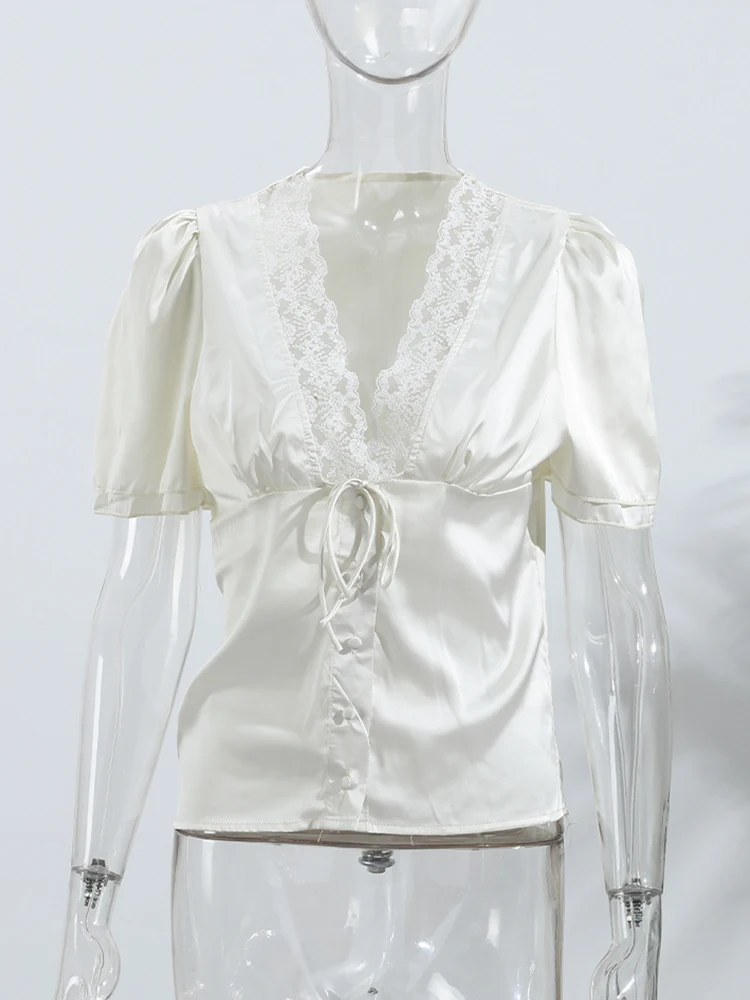 Sexy Satin Damenblusen mit Spitzen-Patchwork, V-Ausschnitt, Puffärmeln, Schnürung und hoher Taille, Sommer 2026, Neu