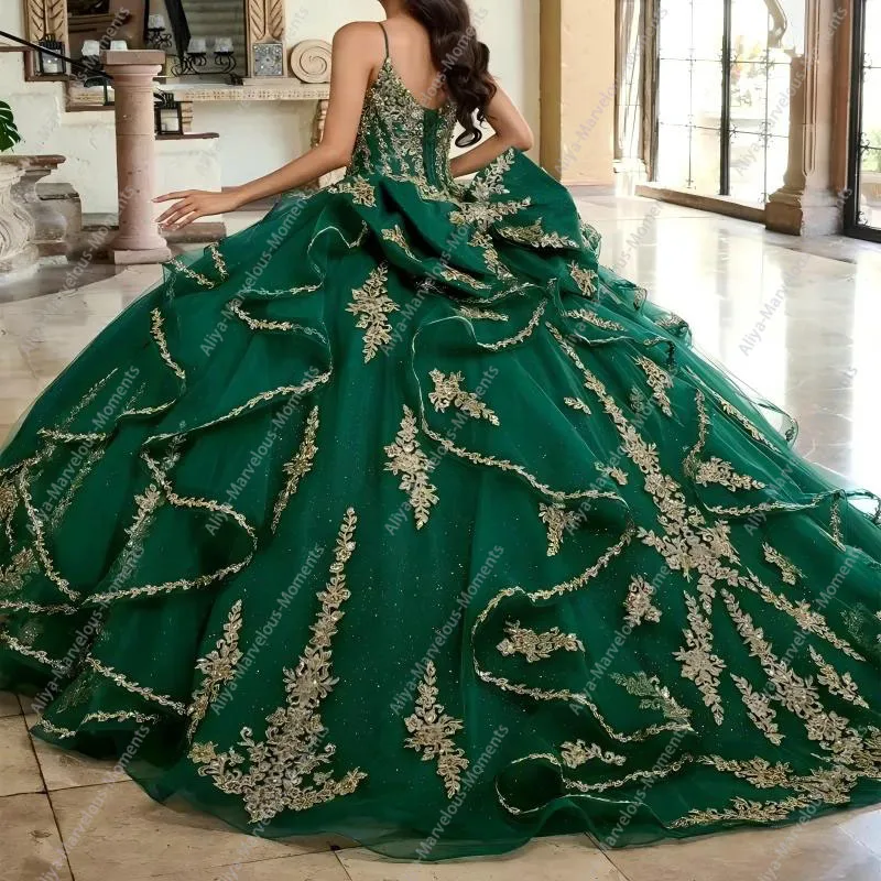 فساتين Quinceanera فاخرة بأكمام طويلة ومزينة بالدانتيل الذهبي باللون الأخضر الزمردي من التول فستان عيد ميلاد الأميرة الحلو 16