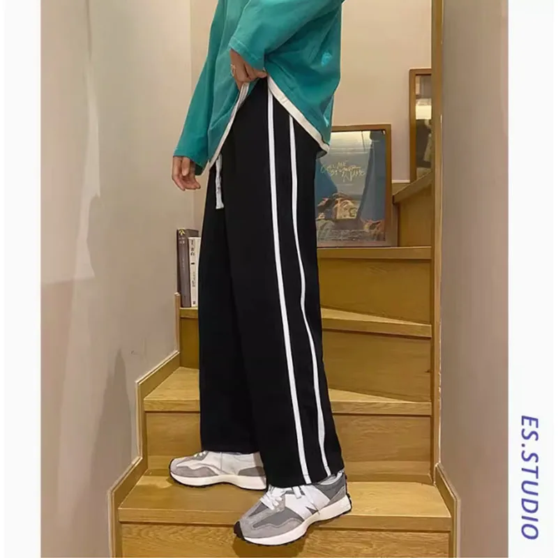 Pantaloni casual sportivi a righe versione coreana maschile della tendenza pantaloni moda gamba dritta per studenti di marca di moda allentati estivi