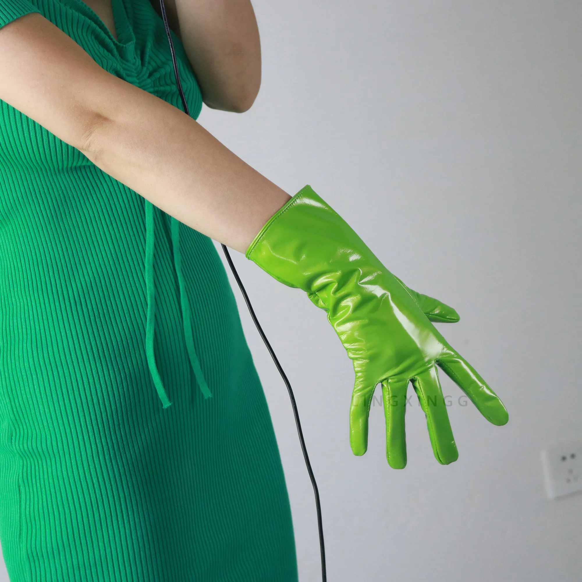 MODEHANDSCHUHE Kunstleder PU 28cm 11" Extra Kurz Glänzend Aqua Hellblau Robin Mintgrün Armwärmer – Detail 14