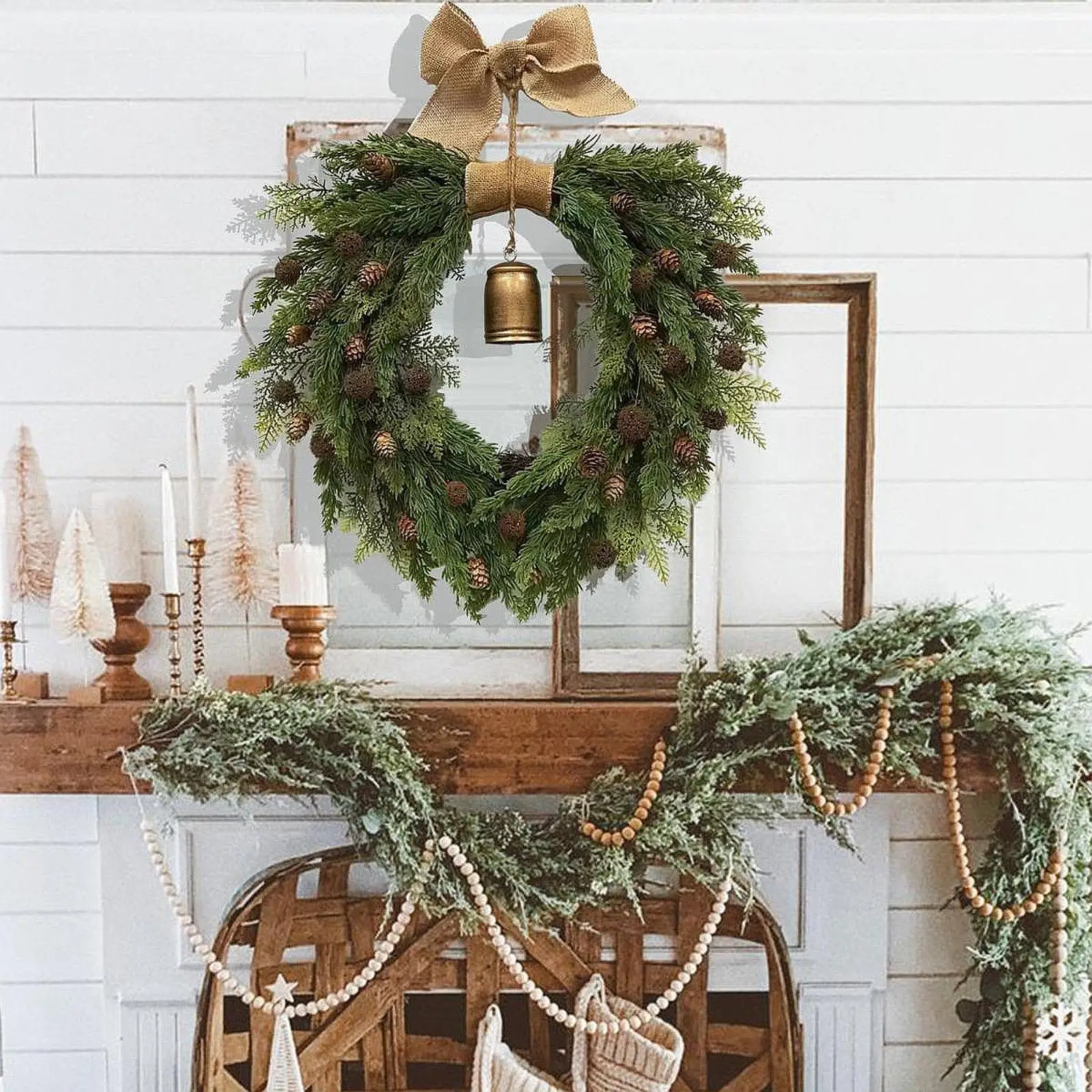 Kerstbelkransdecoratie voor viering binnen buiten boerderij