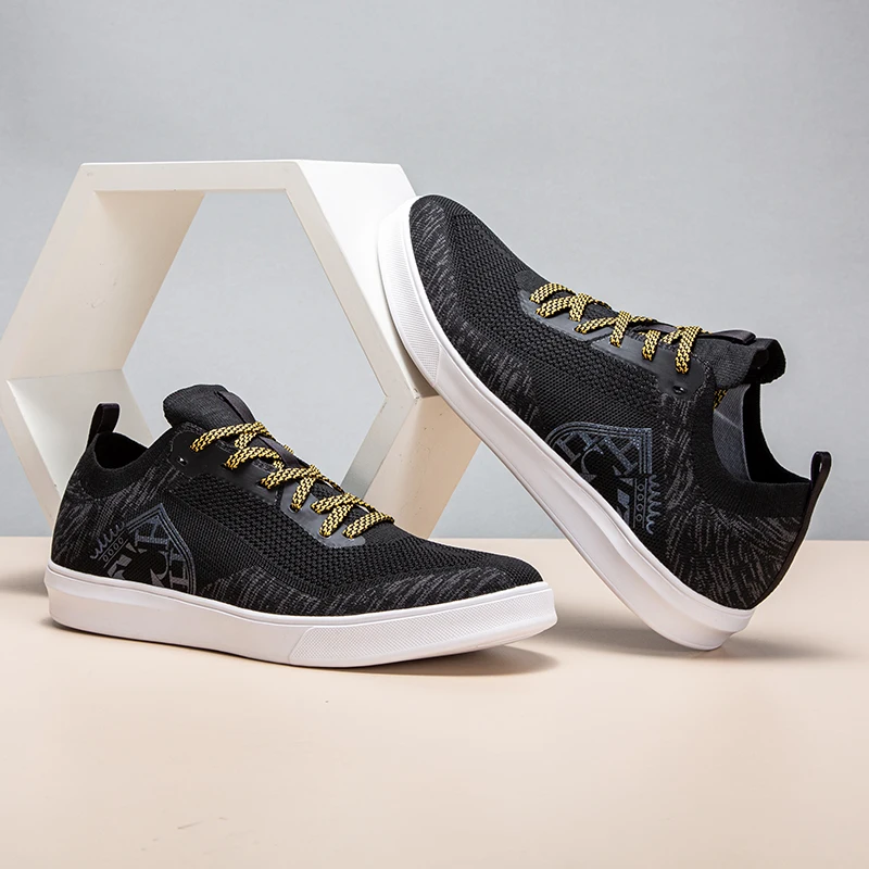 Unique Printed Men's Sports Shoes with Breathable Mesh, Comfortable Protection, Gold Tie Up, Fashionable Color Matching