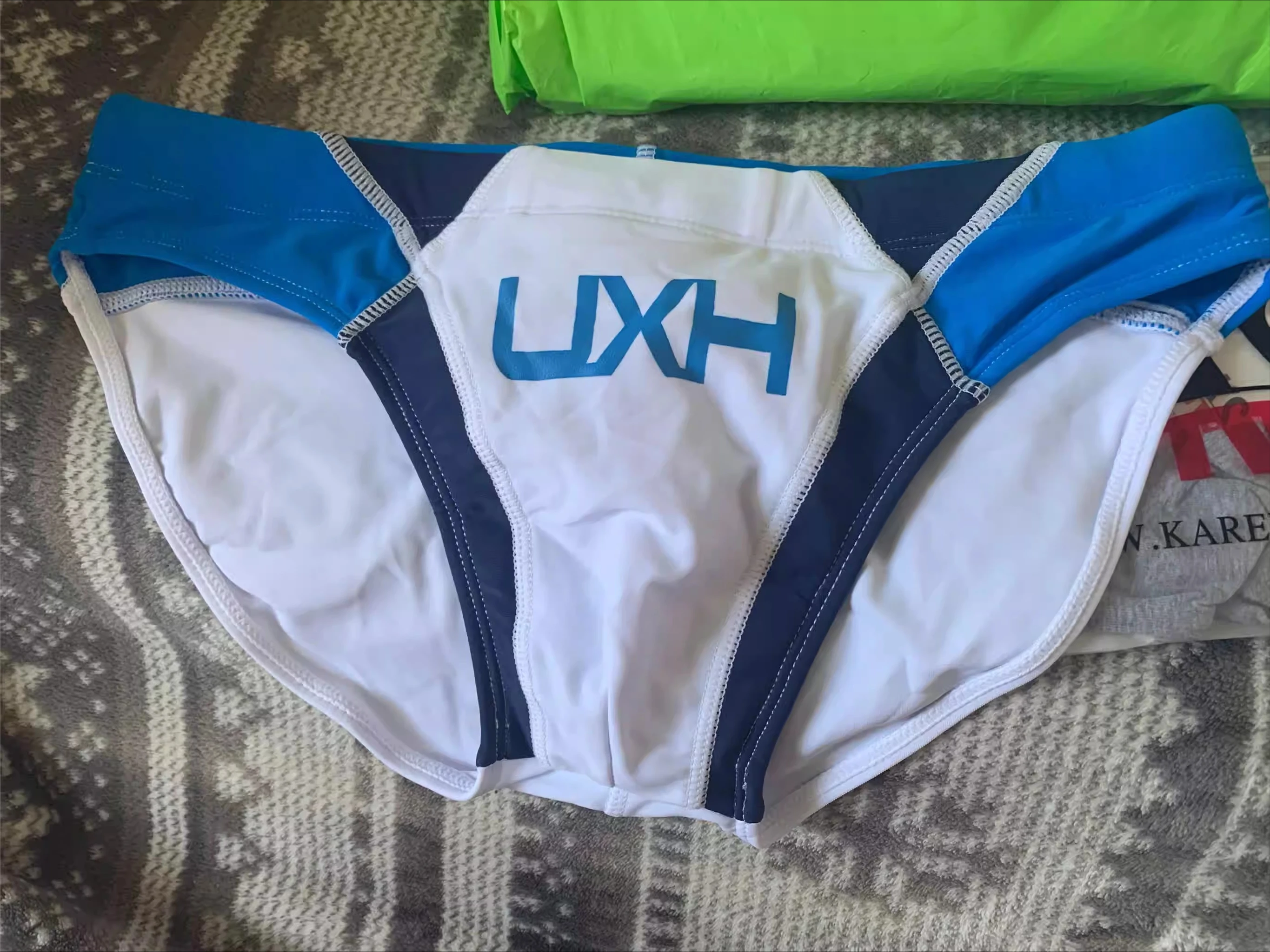 Classic 2025 men's fashion stitching briefs Japanese show beach swimming trunks close-fitting briefs UXH026