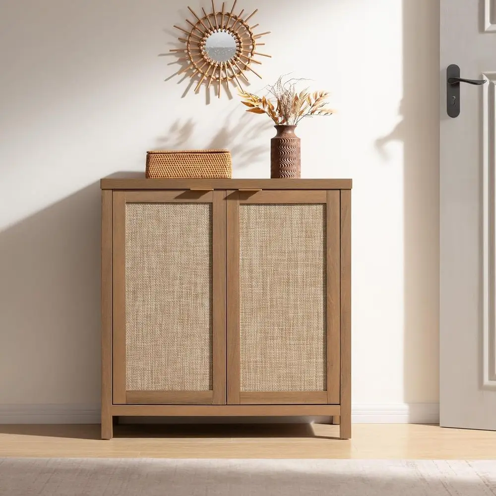 Bufet w stylu boho z rattanu, z dużym pojemnikiem na rzeczy, regulowanymi półkami i wykończeniem z dębu, do kuchni, salonu i przedpokoju.