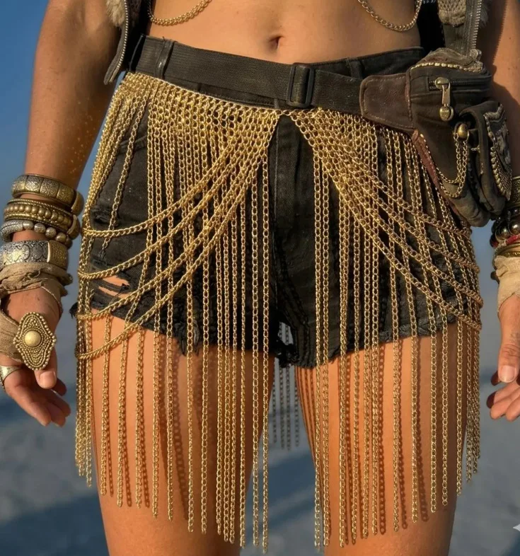 Mehrschichtiger Rock mit Quasten und Kette, Einheitsgröße, Rock mit Metallgürtel, Bodyrock für Festival, Party, Strand, Fotoshooting – Detail 1