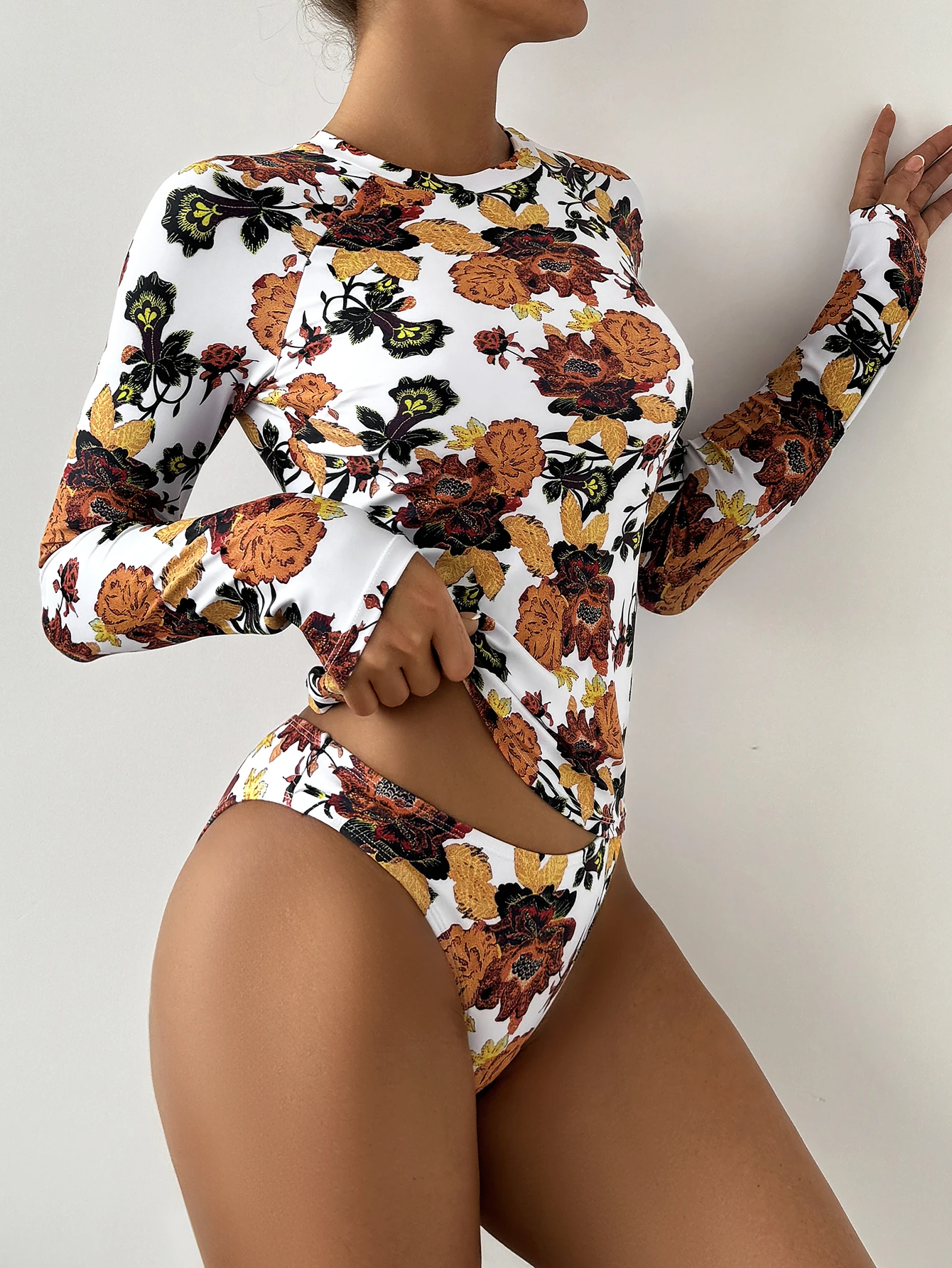 

Комплект для плавания: топ с винтажным принтом на белой основе, с драпированными длинными рукавами и круглым вырезом + стандартные брюки треугольного кроя