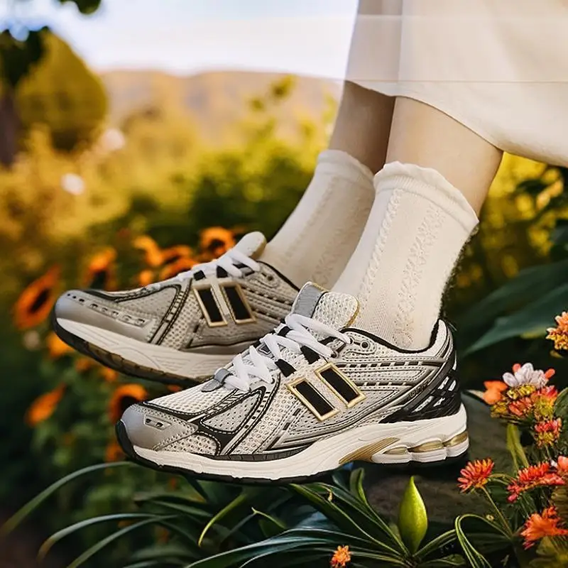 أحذية الركض الكاجوال للجنسين من سلسلة 1906: زوج أنيق من الفضة والأبيض والأصفر بنفس التصميم