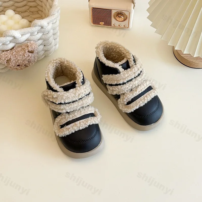 Scarpe di cotone casual in peluche alte di tendenza della moda da ragazza 2025 Stivali da neve con suola morbida, caldi, comodi e versatili per bambini invernali