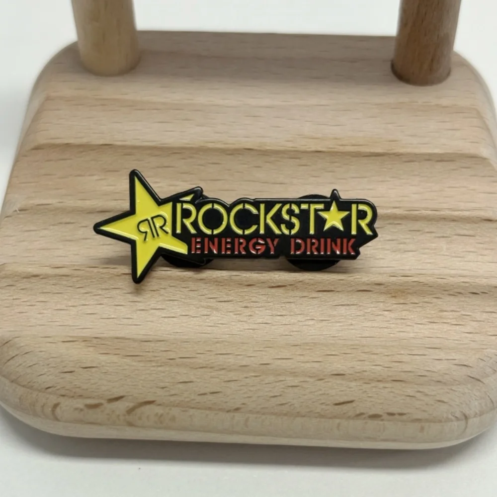 شارة شعار مشروب الطاقة JazR Rockstar لتسريع وقت الانتعاش وتخفيف التعب وإكسسوارات تزيين حقيبة الظهر ذات القبعة الإبداعية