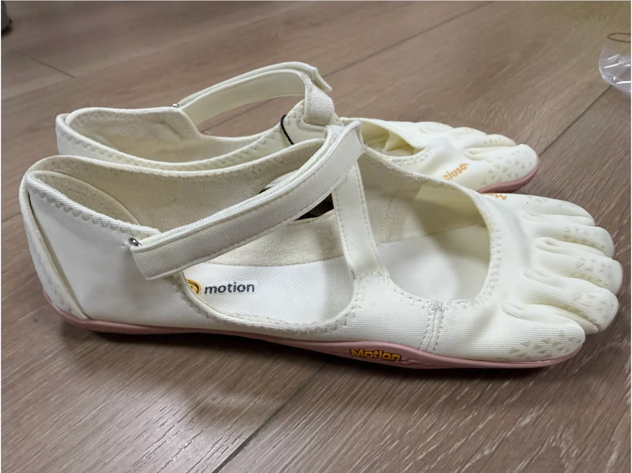 أحذية نسائية كاجوال بخمسة أصابع - أحذية يوجا بيلاتيس للرقص بنعل ناعم غير قابلة للانزلاق وخفيفة الوزن ومريحة للتدريب في الأماكن المغلقة