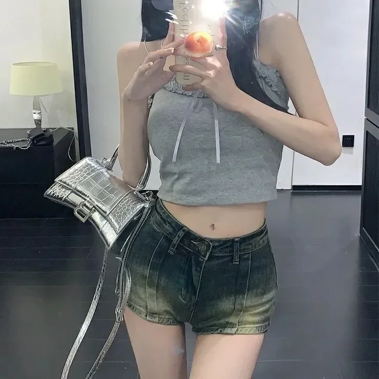 핫한 소녀 캐주얼 레트로 디스트레스드 데님 반바지, 여성의 새로운 여름 패션 장착 하이 웨이스트 반바지. 워싱된 울트라 쇼트 진