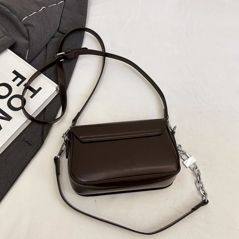 

Classic Designer Paris Fashion Inspired Shopper Purse For Women With Large Capacity And Stylish Vintage Logo