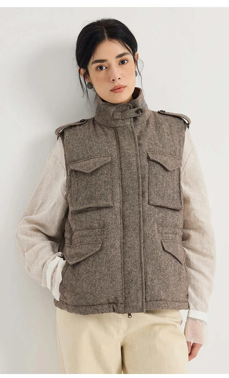 KX9523502 Damen-Weste aus Wollmischgewebe mit Gänsedaunenfüllung, Stehkragen, 4 aufgesetzte Taschen, Epauletten, Reißverschluss vorne, Old Money, Frühherbst – Detail 8
