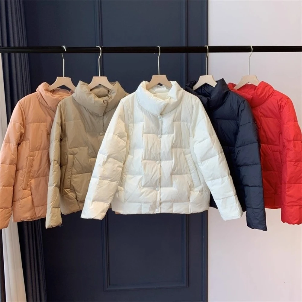 

Легкий пуховик, мода 2025, новинка осени и зимы, женское теплое белое пальто на утином пуху с воротником-стойкой, короткое повседневное пуховое пальто