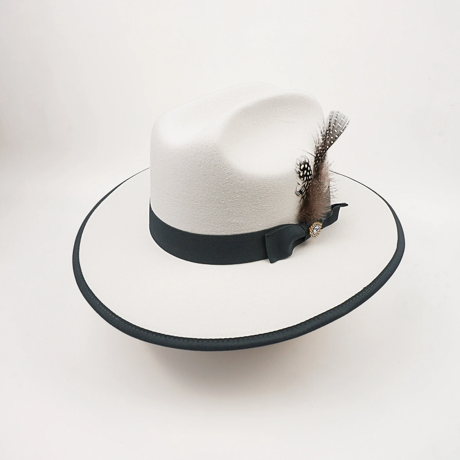 Vintage White Fedora Hat for Women Faux Felt Polyester Wide Brim Jazz Hats with spotted Feather bowknot Rhinestone Brooch Bonnet