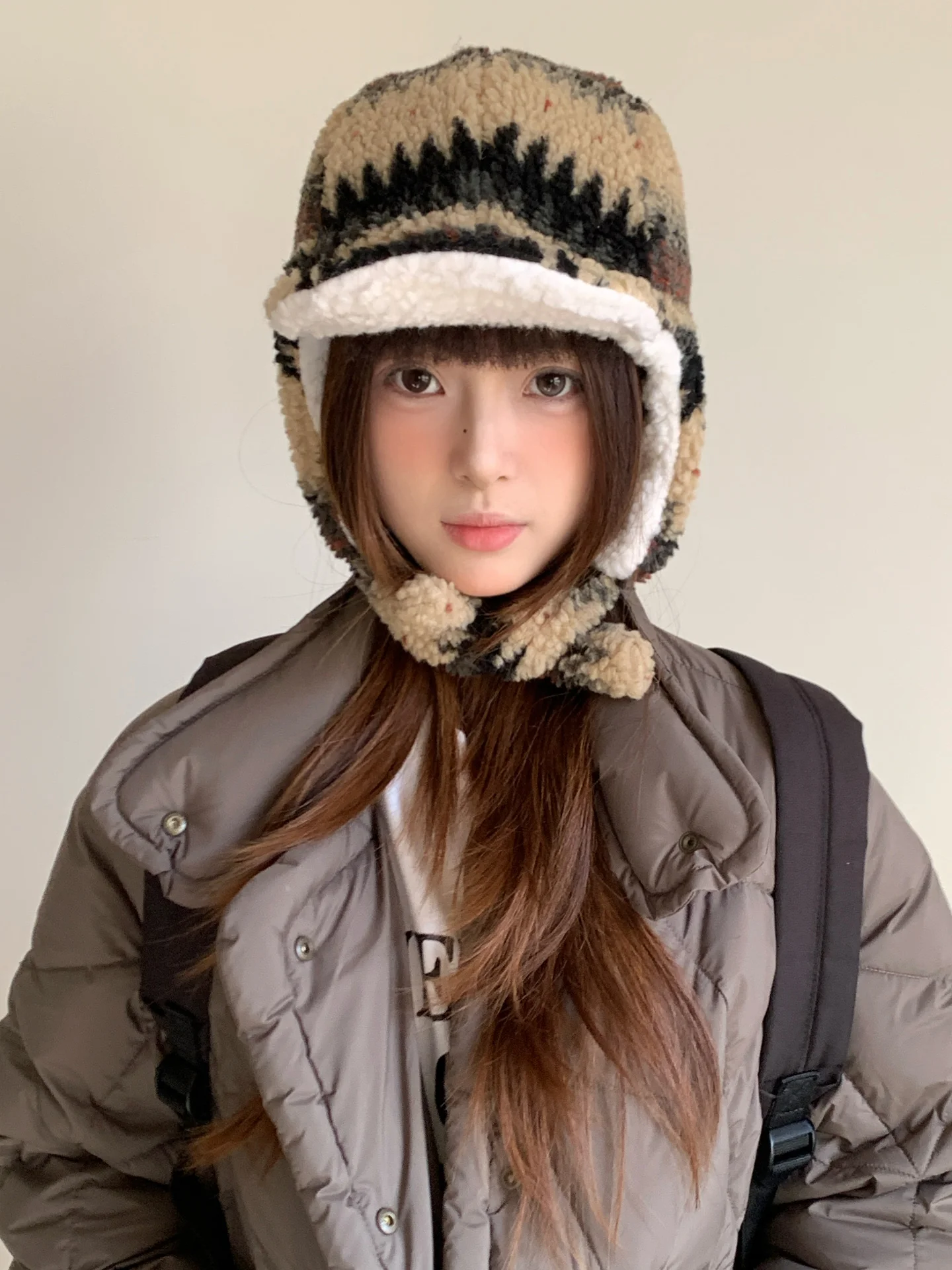 Gorro de felpa con rayas de colores dopamina para mujer, gorro de Lei Feng a prueba de frío para ciclismo de invierno con forro grueso y gorro con protección para los oídos