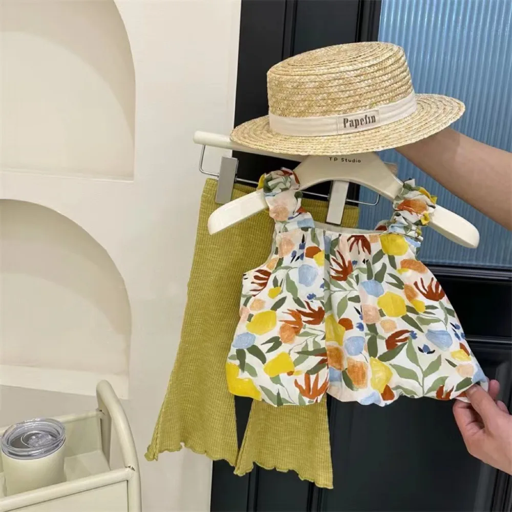 

Комплект из топа-камизоли с цветочным принтом в корейском стиле для девочек, модный тонкий комплект из двух предметов: жилетка и расклешенные брюки для малышек.