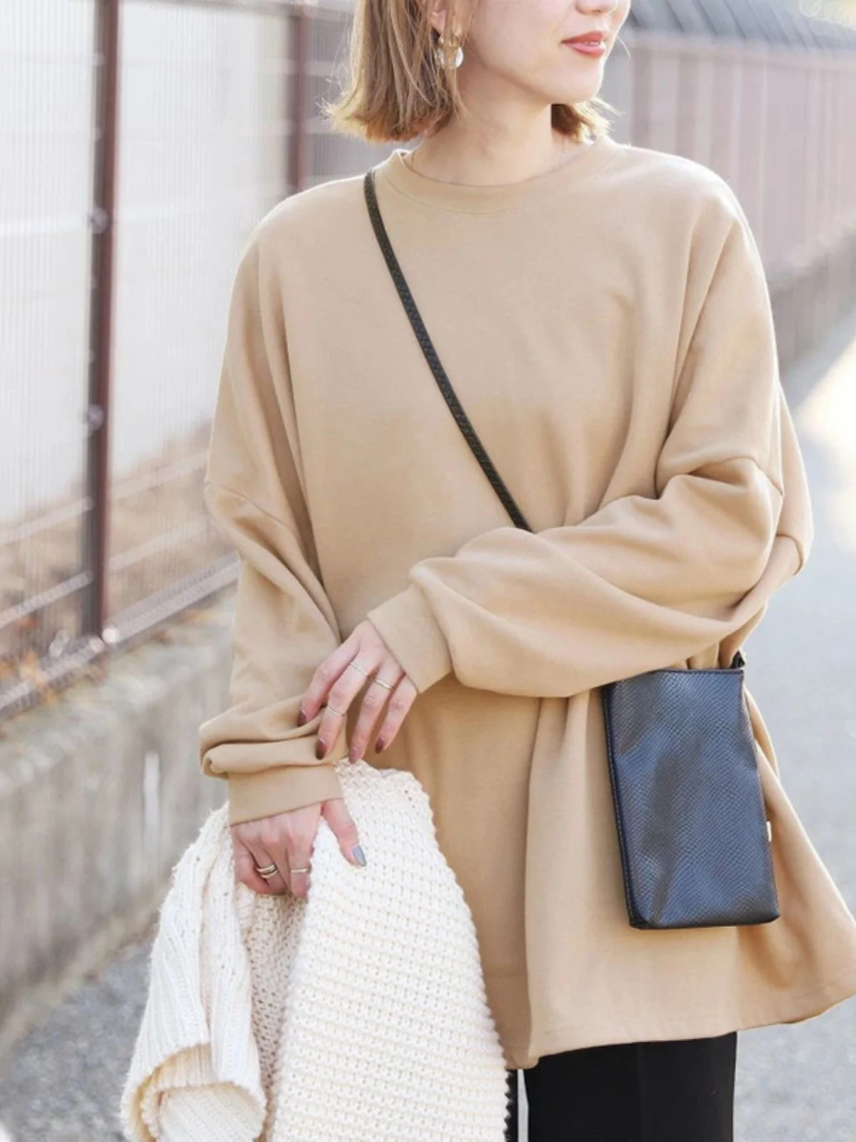 سترة نسائية طويلة مبطنة بالصوف ذات لون واحد بياقة مستديرة مريحة وقابلة للتنفس من القطن بتصميم عتيق