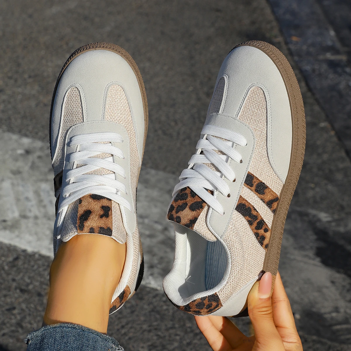 

Женские кроссовки 2026, новая модная уличная повседневная обувь с леопардовым принтом на шнуровке, женские легкие удобные нескользящие туфли на плоской подошве