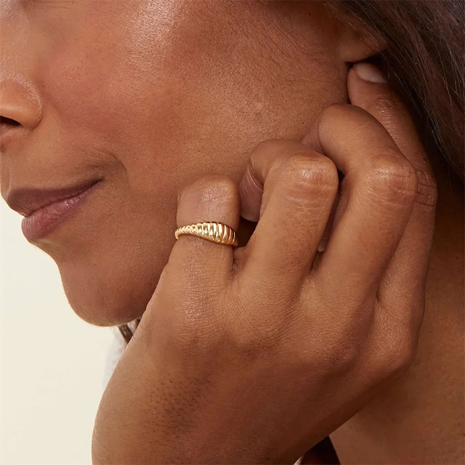 Anillo de cola con textura de estilo Simple a la moda para mujer, anillo de cola de acero inoxidable 316L, pareja clásica para mujeres y joyería de boda 2025