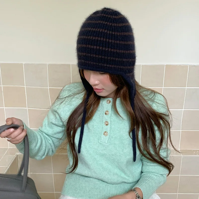 Japanische Wollmischmütze mit Streifenmuster, Schnürung und Ohrenschutz, gestrickt für Wärme im Winter, als Beanie-Mütze oder Bomber-Mütze für Damen geeignet, auch zum Radfahren. – Detail 1