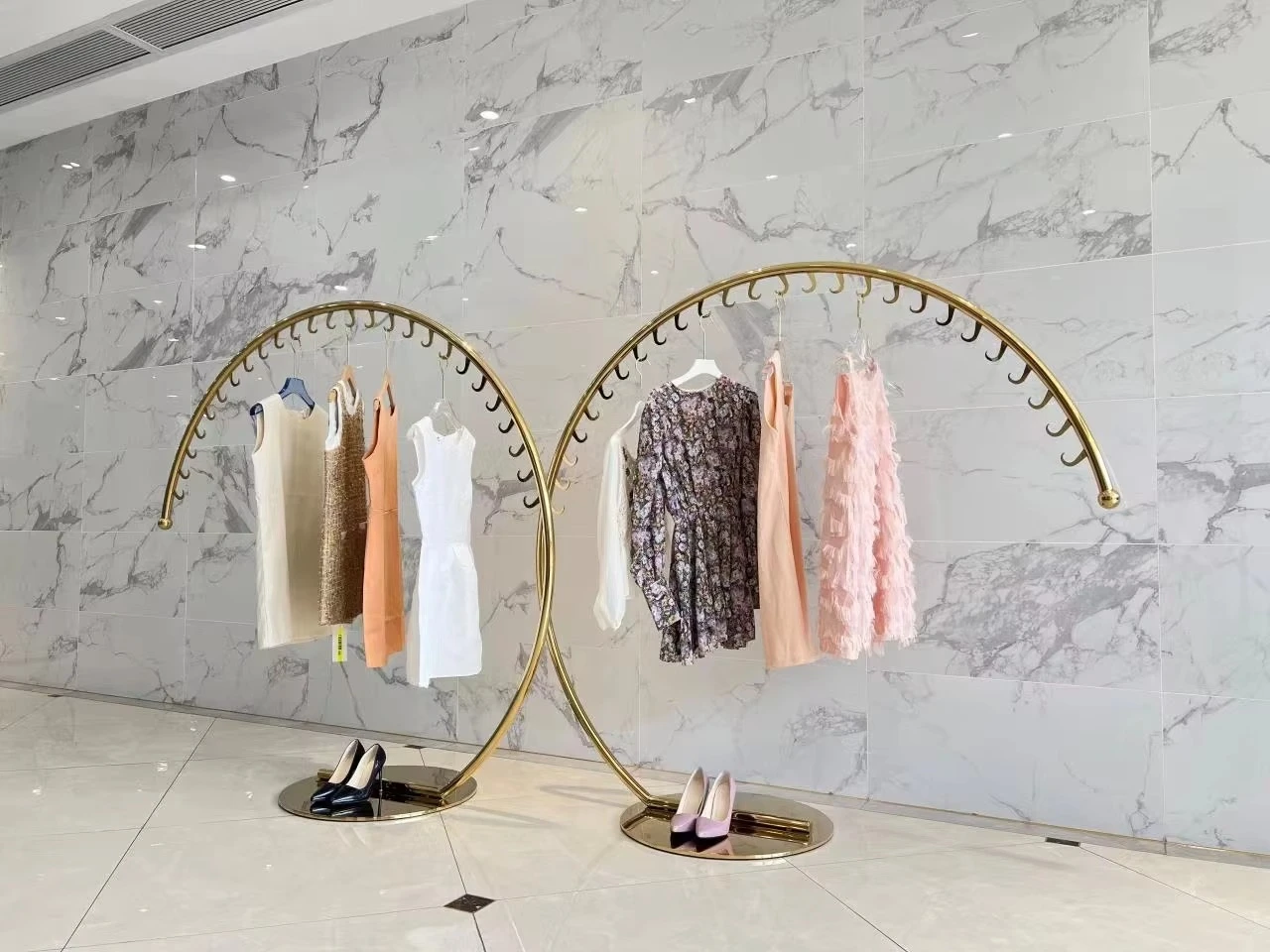 Round Display for Children Clothing Store C-Shape Clothing Rack with Coat Hook Freestanding Metal Display Rack