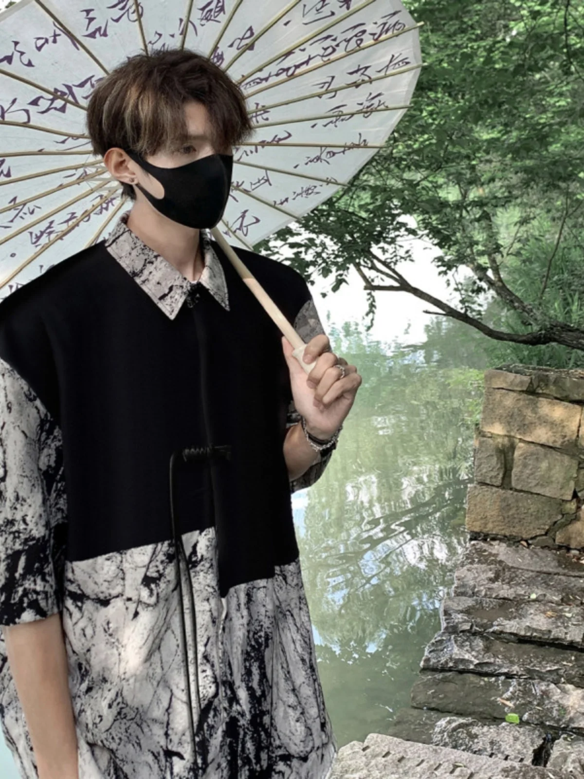 

Мужской комплект с асимметричным кроем: футболка с коротким рукавом и шорты в новом китайском стиле. Элегантный летний повседневный комплект для молодежи.