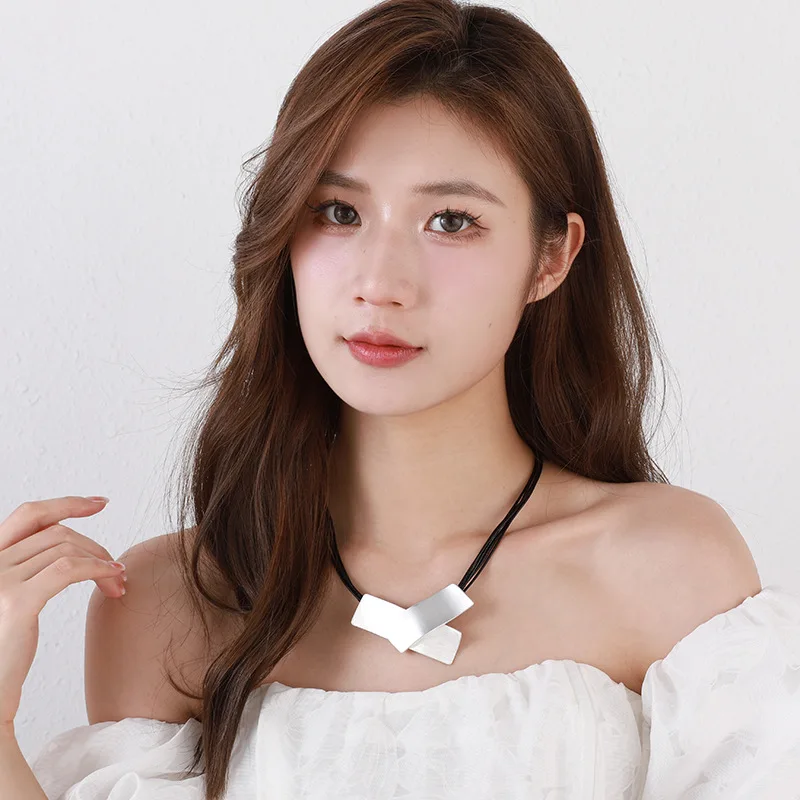 قلادة قصيرة جديدة أوروبية وأمريكية متعددة الاستخدامات على الموضة هندسية مربعة قصيرة URL ياقة نسائية بسيطة