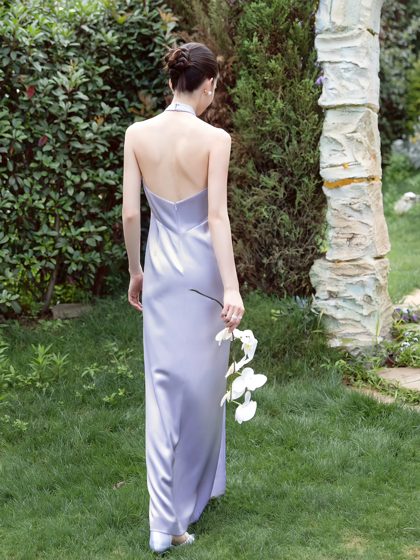 Jasnofioletowa suknia wieczorowa na studniówkę, typu halter, krój syreny, plisowana, z rozcięciem, elegancka, na formalne okazje, dla gościa, na imprezę taneczną, długa suknia maxi.