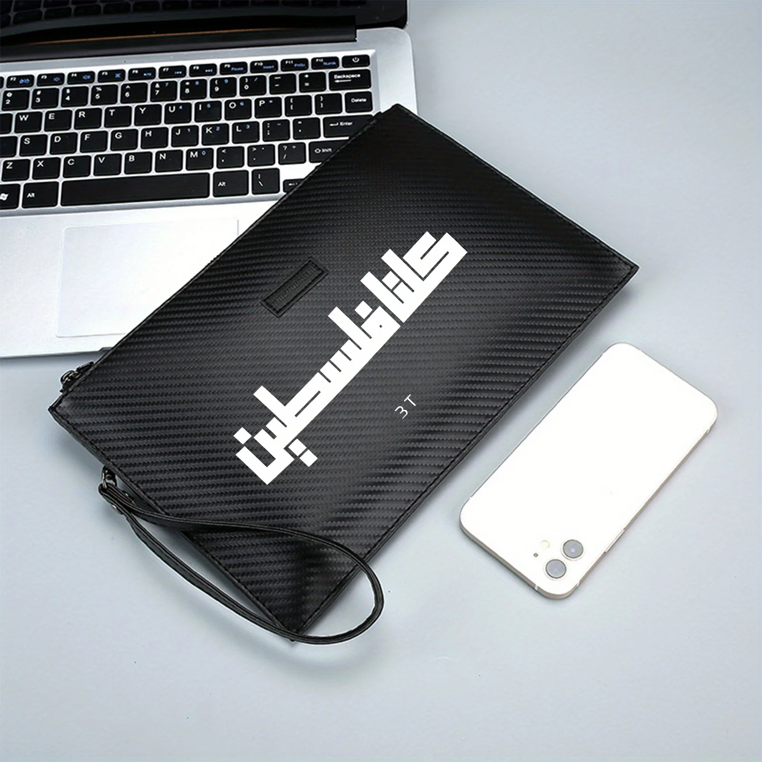 تصميم الخط العربي بأحرف بيضاء وخلفية سوداء أنيقة مطبوعة من البولي يوريثان حقيبة يد رجالية عصرية وعملية للاستخدام اليومي